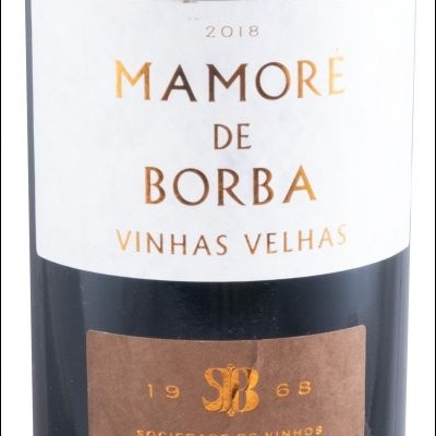 Garrafa de vinho tinto Mamoré de Borba Vinhas Velhas 2018 com rótulos branco e castanho e selo dourado