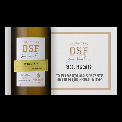 Rótulo e embalagem de vinho branco DSF Riesling 2019 com texto e detalhes dourados