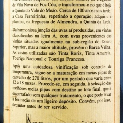 Etiqueta de vinho com texto informativo em português