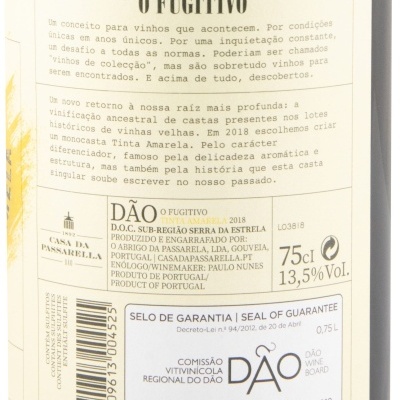 Rótulo branco de vinho O Fugitivo com texto descritivo e selo de garantia.