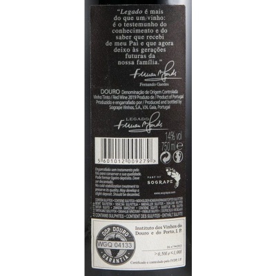 Etiqueta traseira preta com texto branco de vinho tinto Douro com selo DOP e logótipo Sogrape