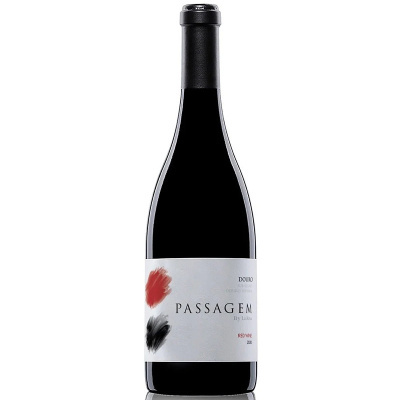 Garrafa de vinho tinto com rótulo branco e manchas de cor vermelha e preta