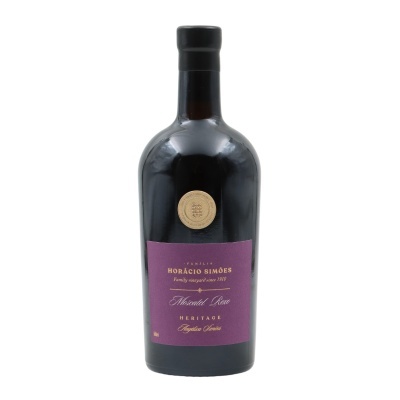 Garrafa de vinho do Porto com rótulo roxo e selo dourado