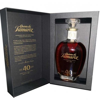 Garrafa de licor Quinta do Tamariz em estojo preto aberto com texto em dourado