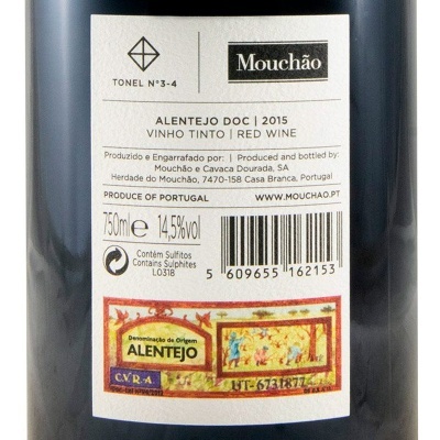 Rótulo em garrafa de vinho tinto Mouchão Alentejo 2015 com texto e código de barras