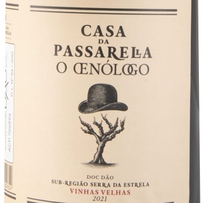 Rótulo de vinho Casa da Passarela O Oenólogo com imagem de árvore e cartola preta