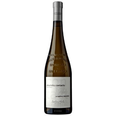 Garrafa de vinho branco alvarinho contacto com rótulo branco e tampa prateada