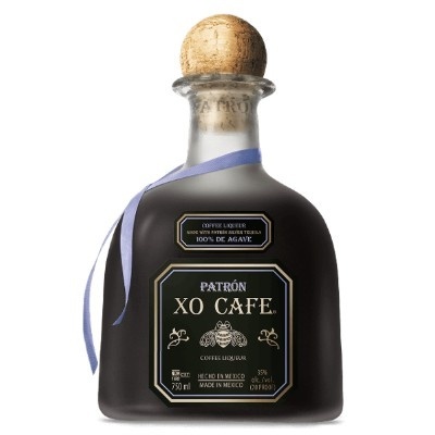 Garrafa de licor de café Patrón XO Cafe com rolha de cortiça e rótulo preto com letras douradas.