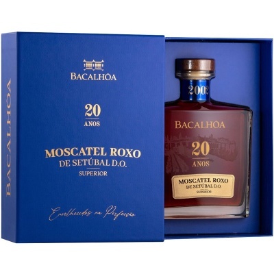 Garrafa de licor Bacalhôa Moscatel Roxo 20 anos em embalagem azul