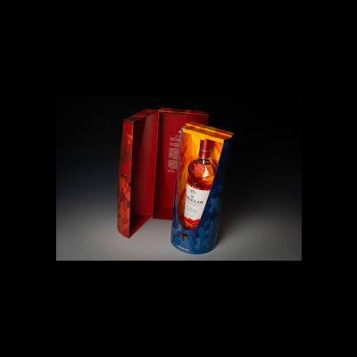 Frasco de whisky The Macallan em embalagem cilíndrica azul e vermelha ao lado de caixa de cartão vermelha aberta