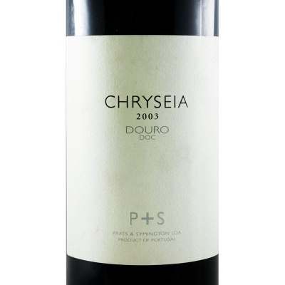 Garrafas de vinho tinto Chryseia 2003 no rótulo branco