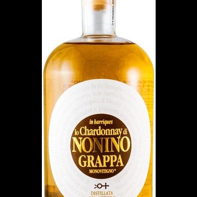 Garrafa de grappa Chardonnay de vidro âmbar com rótulo branco redondo e texto em castanho