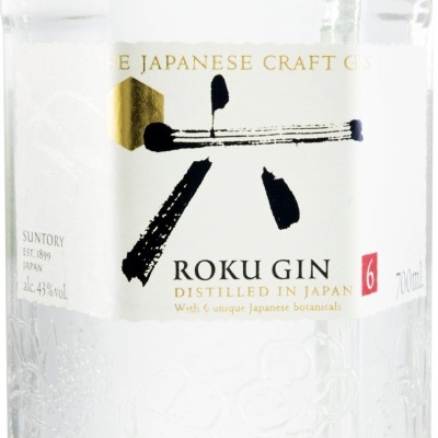 Garrafa de gin Roku Gin com rótulo branco, preto e dourado