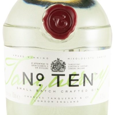 Garrafa de gin Tanqueray No. Ten com rótulo branco e selo de cera vermelho