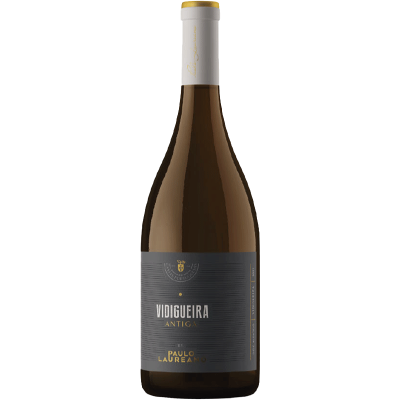 Garafa de vinho branco com rótulo cinza escuro e texto branco e dourado