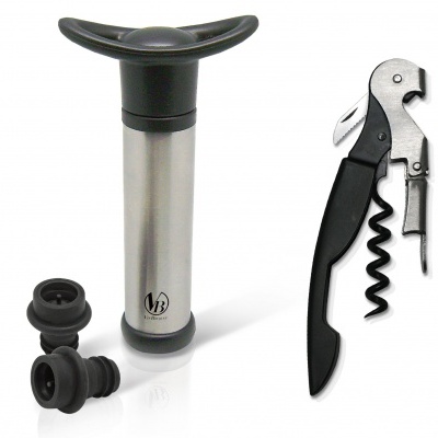 Acessórios para vinho: bomba de vácuo, rolhas e saca-rolhas.