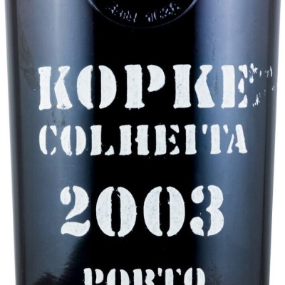 Garrafa de vinho do Porto Kopke 2003 com letras brancas e selo no vidro preto