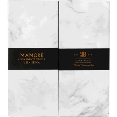 Embalagem branca com padrão mármore e faixa preta com texto dourado de aguardente