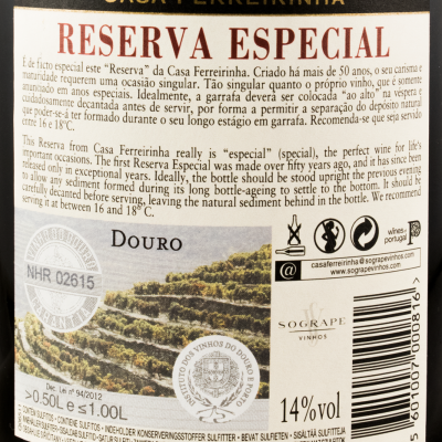 Etiqueta traseira de vinho Reserva Especial Casa Ferreirinha com texto e símbolos