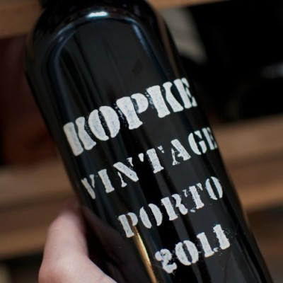 Garrafa de vinho vintage preto com letras brancas KOPKE VINTAGE PORTO 2011