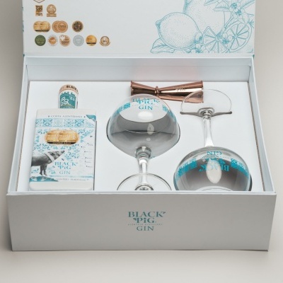 Conjunto de gin com garrafa, duas taças e misturador em caixa branca decorada