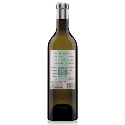 Garrafa de vinho branco com rótulo branco e verde e tampa metálica prateada