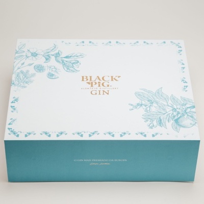 Caixa branca e azul com texto dourado Black Pig Gin