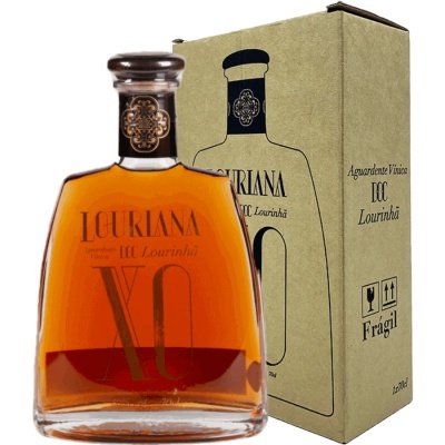 Frasco de vidro com licor Louriana XO e caixa de embalagem castanha