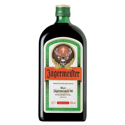 Garrafa de licor Jägermeister preta com rótulo colorido e tampa verde