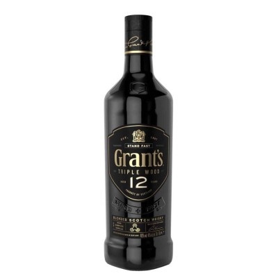 Garrafa preta de whisky Grant's Triple Wood 12 anos com rótulo preto e dourado