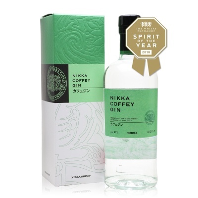 Garrafa de gin Nikka Coffey Gin com rótulo verde ao lado da caixa correspondente, selo dourado premiação no gargalo.