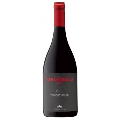 Garrafa de vinho Taboada com rótulo preto e tampa vermelha