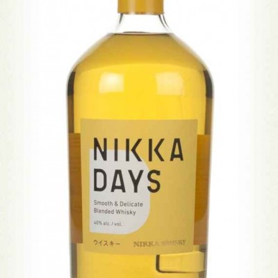 garrafa de whisky blended Nikka Days com rótulo amarelo e tampa amarela