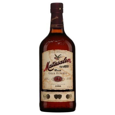 Garrafa de rum Matusalem Gran Reserva 15 anos em vidro castanho com etiqueta branca e detalhes vermelhos e pretos