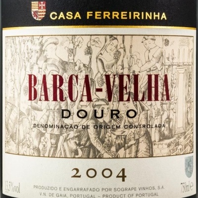 Rótulo de vinho Barca-Velha 2004 da Casa Ferreirinha com ilustração e texto