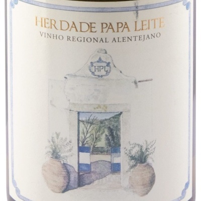 Rótulo de vinho Herdade Papa Leite com ilustração de portal e vasos