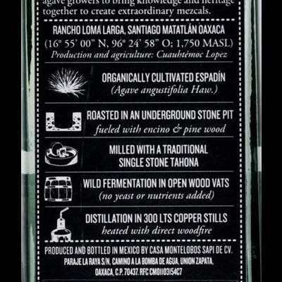 Rótulo preto com texto branco de garrafa de mezcal Montelobos, 43,2% volume, 70 cl, 100% agave, origem México, informações de produção e importação