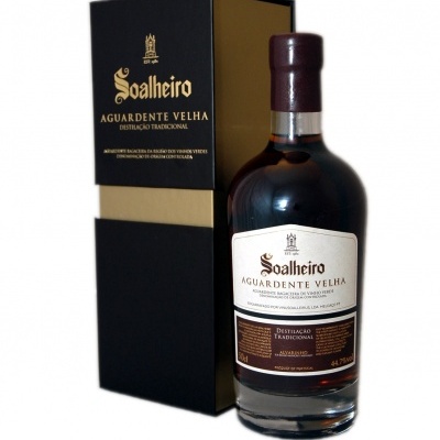Garrafa de aguardente velha Soalheiro com embalagem preta e dourada