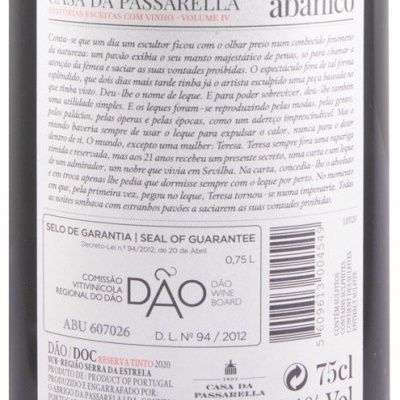 Rótulo traseiro de garrafa de vinho da Casa da Passarella com informações de garantia, descrição e código de barras.