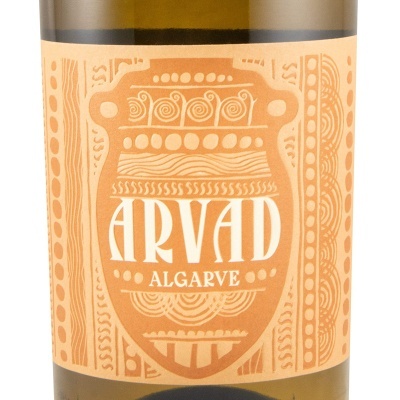 Etiqueta de garrafa com design padrão laranja e texto ARVAD ALGARVE