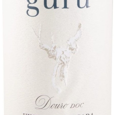 Rótulo de vinho branco com texto 'guru' e detalhes em relevo