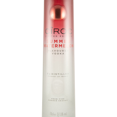 Garrafa de vodka CÎROC Summer Watermelon em fundo branco