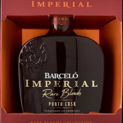 Garrafa preta de rum Barceló Imperial Rare Blends na embalagem vermelha