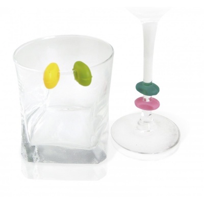 Copos com marcadores coloridos em vidro transparente