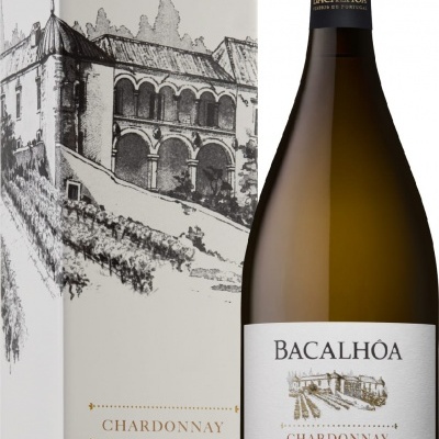 Garrafa de vinho Bacalhôa Chardonnay 2019 e caixa com ilustração de edifício antigo