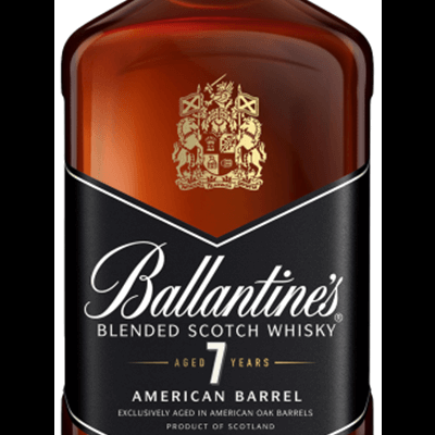 Garrafa de whisky Ballantine's com etiqueta preta e dourada