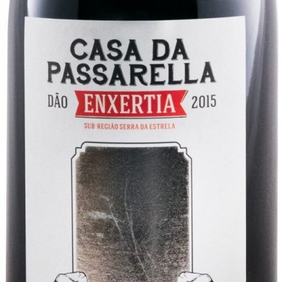 Garrafa de vinho Casa da Passarella Enxertia 2015 com rótulo branco e texto preto e vermelho