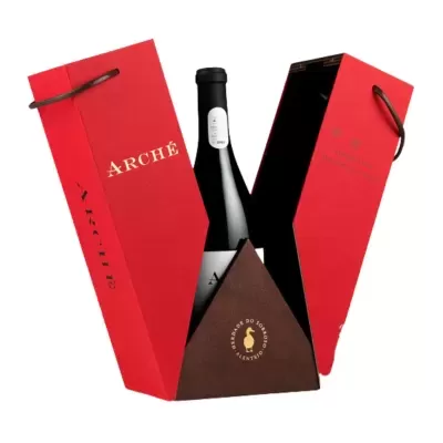 Garrafa de vinho num estojo e caixa vermelha ARCHE