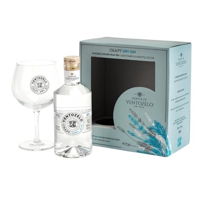 Conjunto de gin com garrafa, copo e caixa de embalagem azul claro