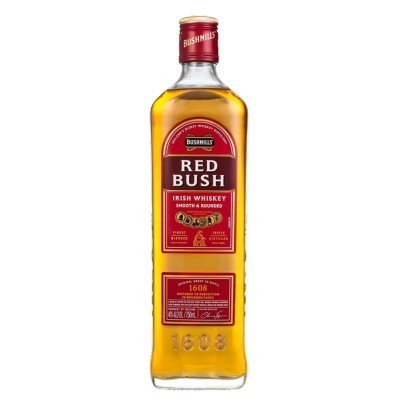 Garrafa de whisky Bushmills Red Bush irlandês com rótulo vermelho e líquido âmbar